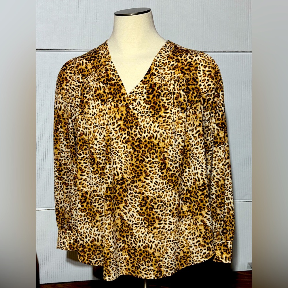 Lane Bryant 18/20 Leopard Print Blouse
Long sleeves 25” Length 38” 26” p2p